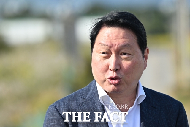 최태원 SK그룹 회장이 9일 오후 광주 서구 벽진동 주변 광주군공항 호남 반도체 클러스터 조성 예정지에서 부지를 살펴본 뒤 입장을 밝히고 있다. /뉴시스