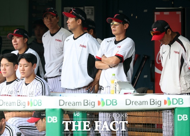 염경엽 LG 감독은 이번 시즌 고전을 면치 못하고 있다. 지난해 한국시리즈 우승에서 간신히 포스트시즌에 턱걸이했다. /뉴시스