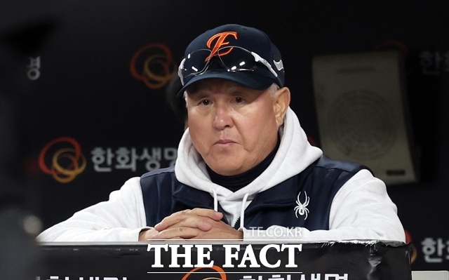 김경문 한화 감독이 사령탑에서 물러났다. 지난해 우승 문턱에서 주저앉은 게 결정타였다. 김 감독은 단기전에 약하다는 징크스를 깨지 못했다. /뉴시스
