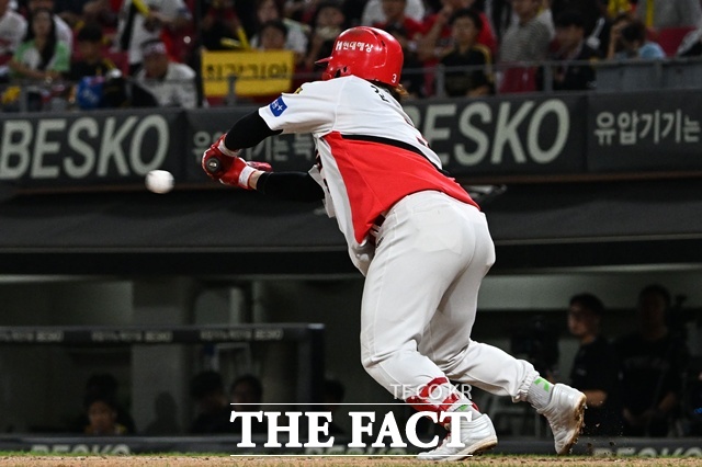 KIA 김선빈이 12일 LG전서 1-1인 4회말 절묘한 스퀴즈번트로 3루 주자 김도영을 불러 들이고 있다. /전남광주=뉴시스
