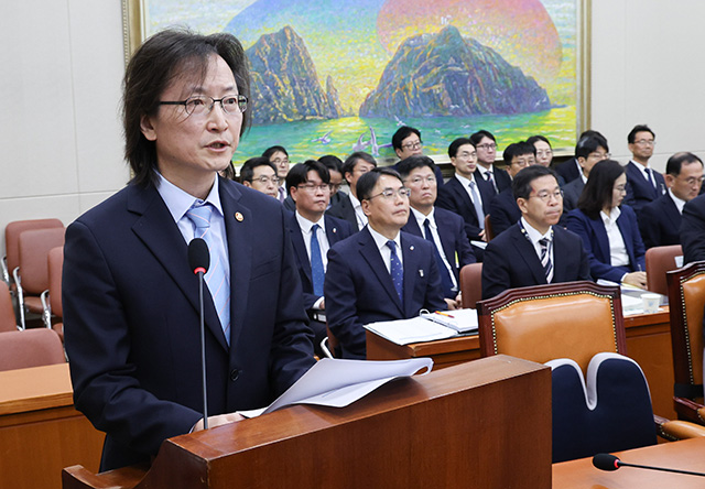 주병기 공정거래위원장이 12일 여의도 국회에서 열린 정무위원회의 공정거래위원회 등에 대한 국정감사에 출석해 인사말을 하고 있다./뉴시스