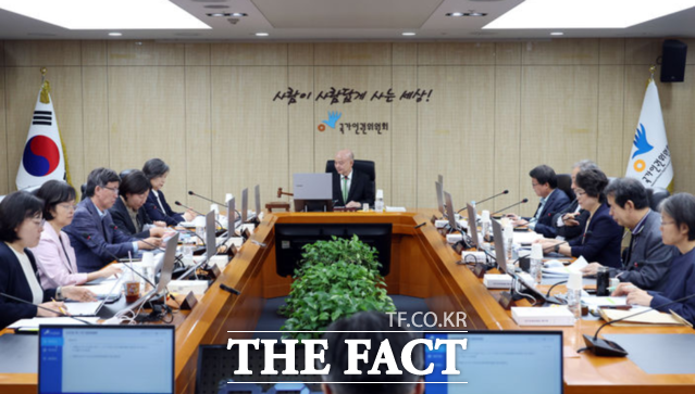 인권위는 12일 오후 서울 중구 인권위에서 제17차 전원위를 열고 '윤석열 전 대통령 방어권 보장 권고안 폐기 및 대국민 사과' 안건을 재상정해 찬성 6명, 반대 명으로 의결했다. /뉴시스