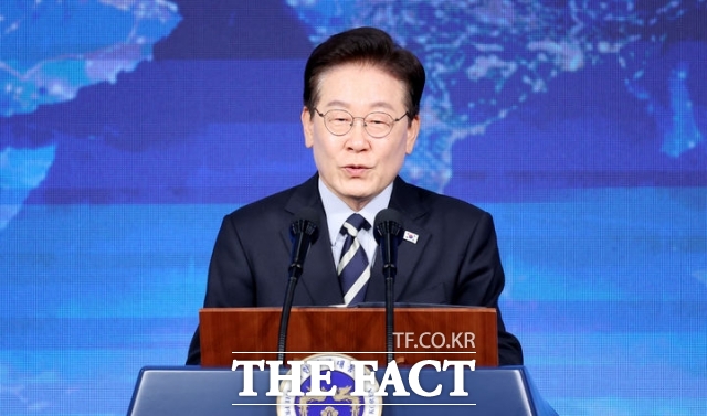 이재명 대통령이 13일 부산에서 열린 북극항로 시범운항 환영식에서 격려사를 하고 있다. /뉴시스