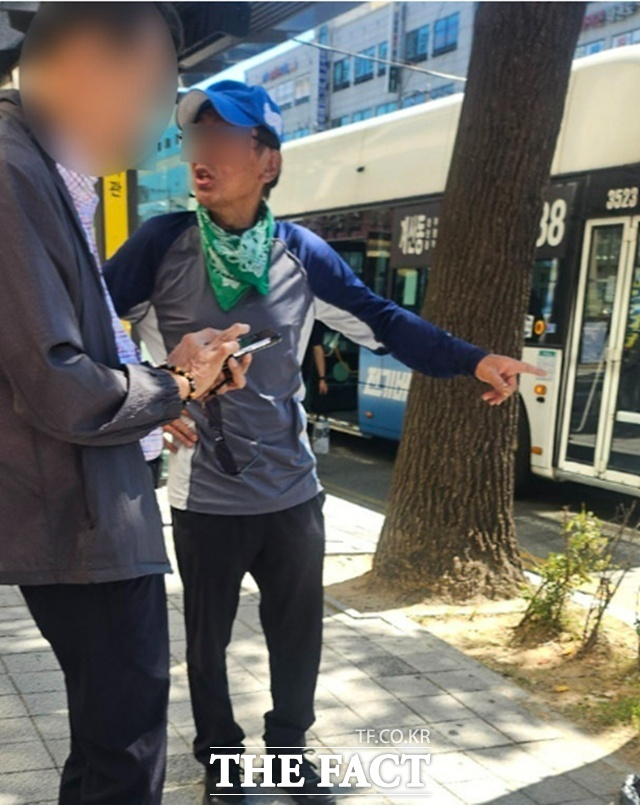 13일 인천시 남동구 구월동의 한 대형 상가에서 흉기난동 사건이 발생해 10명의 피해자가 발생했다. 지난달 15일 인천의 한 병원 앞에서 병원 치료에 불만을 갖고 1인 시위를 벌이는 흉기난동 사건 피의자. /뉴시스