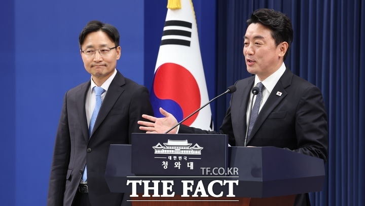 강훈식 대통령 비서실장(오른쪽)이 14일 청와대 춘추관에서 임광현 신임 비서실장 인선을 발표하고 있다. /뉴시스