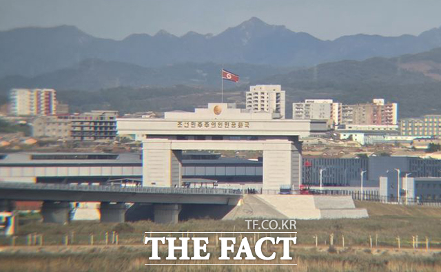 북한 신의주와 중국 랴오닝성 단둥을 잇는 신압록강대교가 완공 약 12년 만인 15일 정식 개통한다. 사진은 지난 5일 중국 단둥의 신압록강대교 북단 아래 공터에 관광객들로 붐비고 있다. /뉴시스