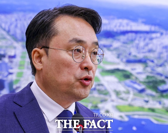 국토교통부가 15일 국회 국정감사에서 주간 아파트 가격 통계 개편을 두고 전문가들과 국민의 입장차를 보이고 있다고 밝혔다. 사진은 이헌욱 한국부동산원 원장이 15일 서울 여의도 국회에서 열린 국토교통위원회의 한국부동산원 등에 대한 국정감사에서 업무보고를 하고 있는 모습. /뉴시스