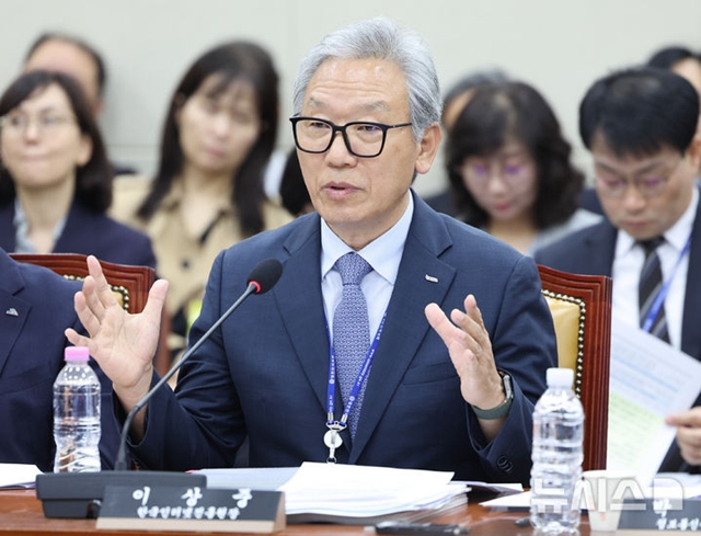 이상중 한국인터넷진흥원장(KISA)이 15일 여의도 국회에서 열린 과학기술정보방송통신위원회의 정보통신산업진흥원 등에 대한 국정감사에 출석해 의원 질의에 답하고 있다. /뉴시스
