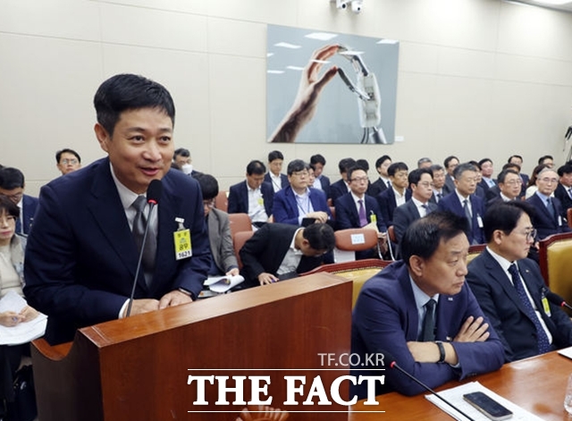 홍범식 LG유플러스 대표(왼쪽)가 지난해 10월 서울 여의도 국회에서 열린 과학기술정보방송통신위원회의 정보통신산업진흥원 등 국정감사에서 의원 질의에 답하고 있다. /뉴시스