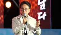  가수 공연 중 무대 오른 김민석…