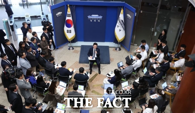 이재명 대통령이 19일 청와대 춘추관에서 기자들과 티타임을 갖고 있다. /뉴시스