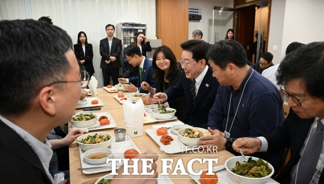 이재명 대통령이 19일 청와대 춘추관 식당에서 기자들과 오찬을 함께 하고 있다. /뉴시스