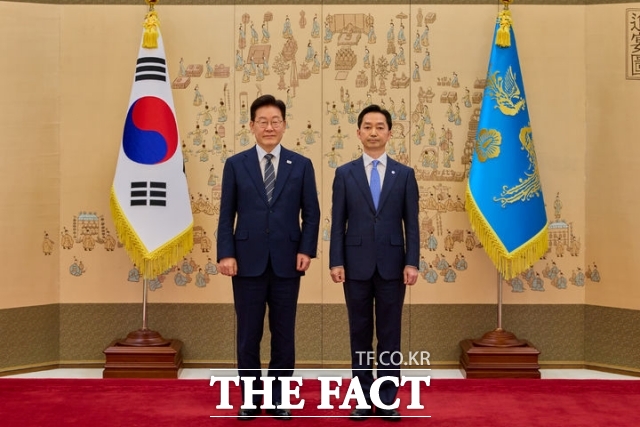 이재명 대통령이 19일 청와대에서 김지용 중대범죄수사청장에게 임명장을 수여하고 기념촬영을 하고 있다. /뉴시스