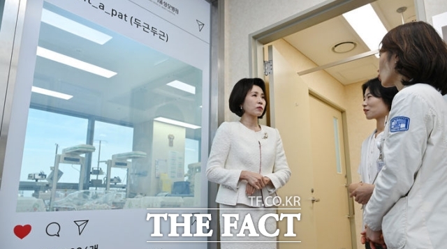 영부인 김혜경 여사가 19일 오전 서울 서초구 가톨릭대학교 서울성모병원 권역모자의료센터를 방문해 의료진에게 설명을 듣고 있다. /뉴시스
