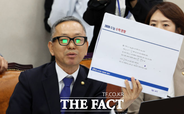 19일 교육계에 따르면 전국중등교사노동조합(중교조)은 지난 15일부터 오는 29일까지 '수능 감독 개선을 위한 전국 교사 서명운동'을 벌이고 있다. 사진은 김문수 더불어민주당 의원이 지난 7일 서울 여의도 국회에서 열린 교육위원회 국정감사(교육부 등)에서 AI 안경을 착용해 영어와 수학 문제를 푸는 과정을 시연하는 모습. /뉴시스