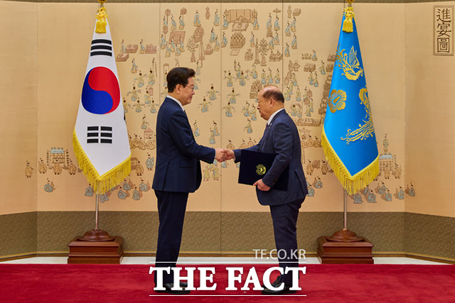 이재명 대통령이 송두환 10·29 이태원 참사 진상규명과 재발방지를 위한 특별조사위원장(오른쪽)에게 임명장을 수여하고 있다. /뉴시스