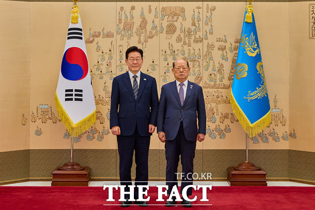 기념촬영하는 이재명 대통령과 송두환 10·29 이태원 참사 진상규명과 재발방지를 위한 특별조사위원장. /뉴시스