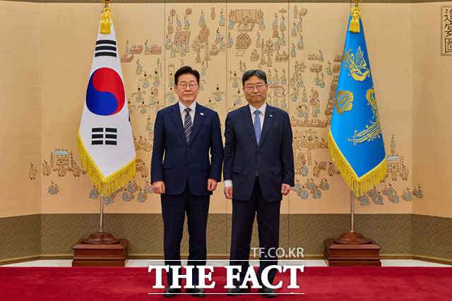 하준경 정책실장(오른쪽)과 기념촬영하는 이재명 대통령. /뉴시스