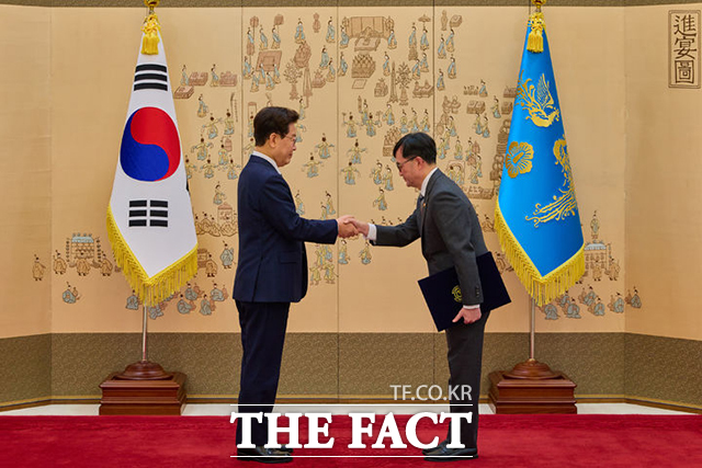 임명장 받는 임기근 국무조정실장(오른쪽). /뉴시스