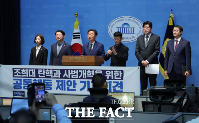 신장식 조국혁신당 대표가 20일 오후 서울 여의도 국회 소통관에서 조희대 대법원장 탄핵과 사법개혁을 위한 공동행동 제안 기자회견을 하고 있다./뉴시스