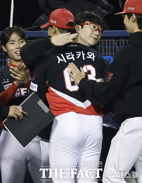 KIA 선발 투수 시라카와가 5이닝을 1실점으로 막은 뒤 더그아웃에서 양현종의 포옹을 받고 있다. /잠실(서울)=뉴시스
