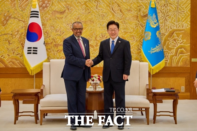 이재명 대통령이 21일 청와대에서 테드로스 아드하놈 게브레예수스 세계보건기구(WHO) 사무총장을 접견하고 기념촬영을 하고 있다. /뉴시스