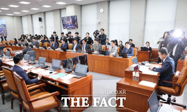 여야가 오는 29일 대통령실 국정감사를 오후 반나절만 진행하고 일반증인 없이 기관증인만 출석시키기로 합의했다. 사진은 지난 21일 국회에서 열린 운영위원회 전체회의 모습. /뉴시스