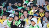  李, 학교 운동회 찾아 아이들과 호흡…