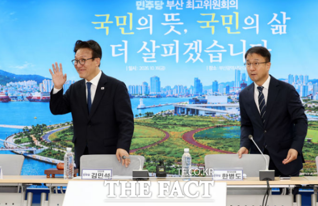 김민석 더불어민주당 대표의 직무수행에 대한 광주·전남·전북 지역 부정 평가가 53.3%로 집계돼 긍정 평가(39.1%)를 14.2%포인트(p) 웃돌았다. 사진은 지난 16일 부산 동구 민주당 부산시당에서 열린 최고위원회의에 참석한 김 대표와 한병도 원내대표. /뉴시스