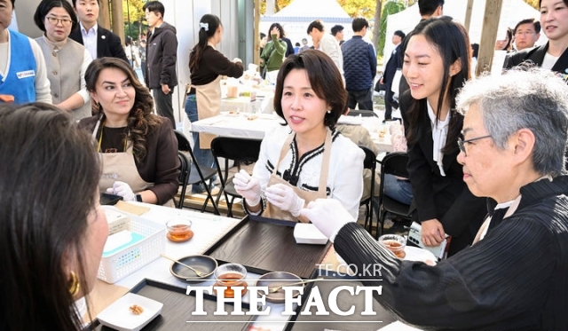 김혜경 여사가 23일 서울 용산구 국립중앙박물관에 열린 한식대축제에서 곶감쌈 만들기를 체험하고 있다. /뉴시스