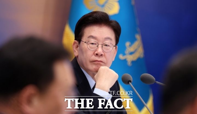 이재명 대통령이 23일 청와대에서 주재한 규제합리화위원회 제2차 전체회의에서 참석자 발언을 듣고 있다. /뉴시스