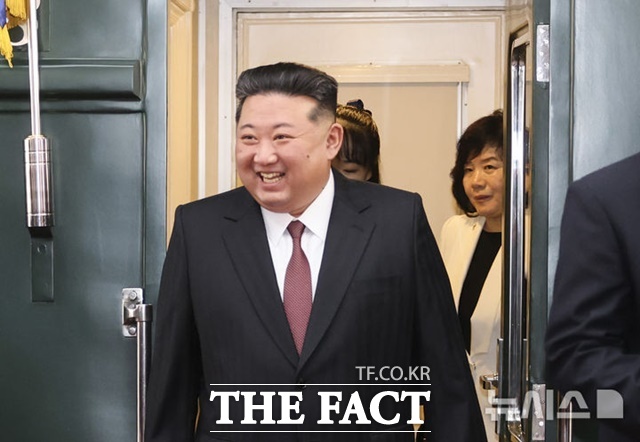 김정은 북한 국무위원장이 24일 중국 랴오닝성 단둥을 전격 방문, '사망설'을 일축했다. 사진은 지난해 9월 중국 베이징역에 도착하는 장면./베이징=신화/뉴시스