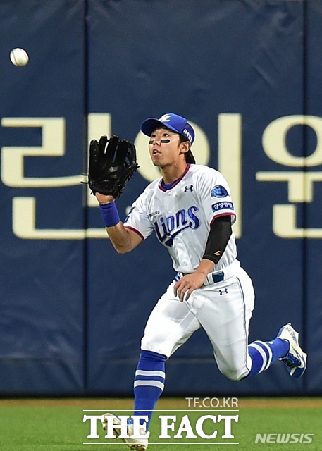 강한 어깨를 자랑하는 삼성 우익수 김성윤. 김성윤은 16일 KIA전서 홈으로 송구한 공이 포수 키를 넘겨 점수를 줬다. /뉴시스