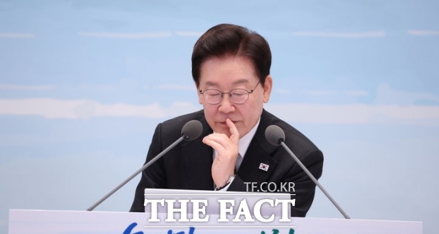 이재명 대통령이 26일 청와대에서 가진 농어민과의 대화 타운홀미팅에서 자료를 살펴보고 있다. /뉴시스