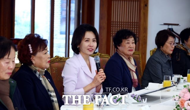 김혜경 여사가 26일 청와대 상춘재에서 가진 오월어머니집 전·현직 임원 초청 오간담회에서 발언하고 있다. /뉴시스