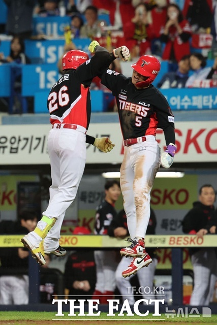 KIA 4번 카스트로가 26일 대구 삼성과의 플레이오프 1차전서 3회초 우월 2점 홈런을 날린 뒤 선행 주가 김도영과 기쁨을 나누고 있다. /대구=뉴시스