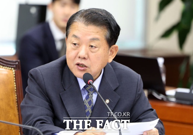 김병주 더불어민주당 의원이 26일 서울 여의도 국회에서 열린 국방위원회 국방부 등에 대한 종합 국정감사에서 질의하고 있다. /뉴시