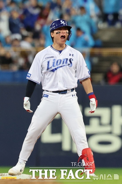 삼성 박승규가 27일 KIA와의 플레이오프 2차전에서 3회말 동점 2루타를 때린 뒤 2루에서 포효하고 있다. /대구=뉴시스