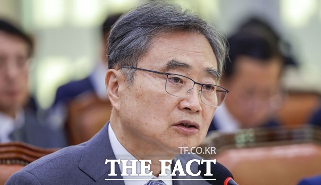 조현 외교부 장관이 27일 서울 여의도 국회에서 열린 외교통일위원회의 종합감사에서 질문에 답하고 있다. /뉴시스