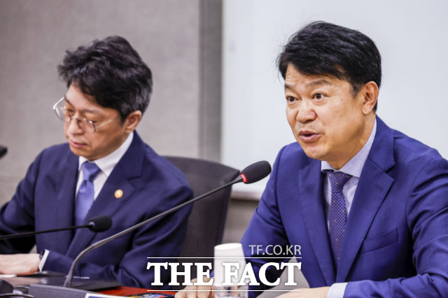 복기왕 더불어민주당 국토교퉁위원회 간사가 28일 서울 여의도 국회 의원회관에서 열린 더불어민주당 국토교통위원-국토교통부 당정협의회에서 발언을 하고 있다. /뉴시스
