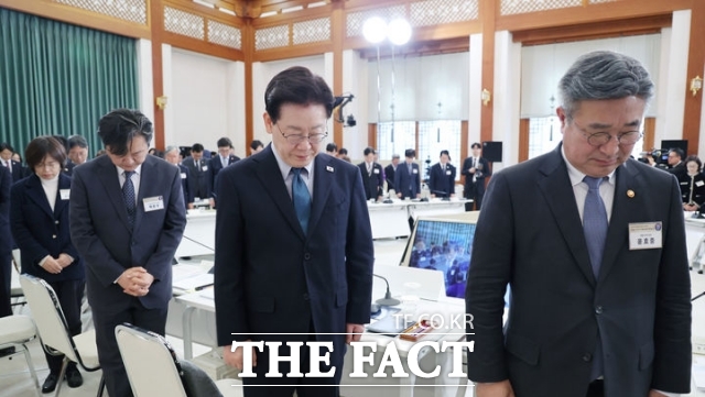 이재명 대통령이 28일 청와대에서 주재한 국민생명안전위원회 제2차 전체회의에서 묵념을 하고 있다. /뉴시스