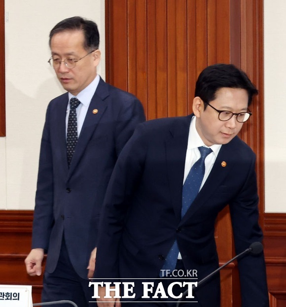 이형일(왼쪽부터) 경제부총리 겸 재정경제부 장관과 배경훈 과기부총리 겸 과학기술정보통신부 장관이 28일 서울 종로구 정부서울청사에서 진행된 경제관계장관회의-과학기술관계장관회의 연석회의에 참석하고 있다. /뉴시스