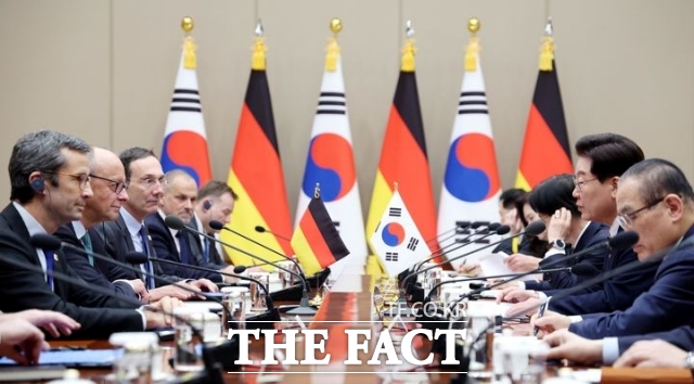 이재명 대통령이 29일 청와대에서 프리드리히 메르츠 독일 총리와의 정상회담을 갖고 있다. /뉴시스