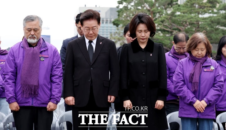 이재명 대통령과 영부인 김혜경 여사가 29일 서울에서 열린 10·29 이태원참사 4주기 기억식에서 묵념을 하고 있다. /뉴시스