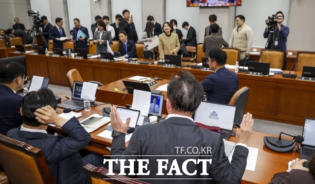 29일 대통령비서실 등에 대한 국회 운영위원회 국정감사에서 여야가 이재명 대통령과 영부인 김혜경 여사의 골프 논란으로 날선 공방을 벌였다. 이날 국회에서 열린 운영위원회의 대통령비서실 등에 대한 국정감사에서 여야 의원들이 김태규 국민의힘 의원의 위원직 사임을 요구하며 언쟁을 벌이고 있다. /뉴시스