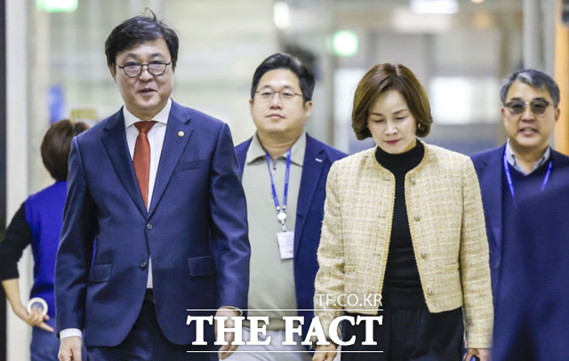 최휘영 문화체육관광부 장관과 임오경 더불어민주당 의원이 29일 서울 여의도 국회 의원회관에서 열린 더불어민주당 문체위원-문화체육관광부 당정협의회에 참석하고 있다. /뉴시스