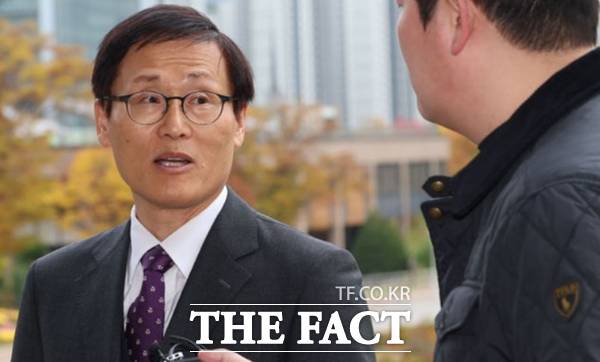 장주영 법무부 검찰인권존중미래위원회 위원장이 29일 경기 과천 법무부에서 열린 16차 진상조사단 회의에 참석하며 취재진 질문에 답하고 있다./뉴시스