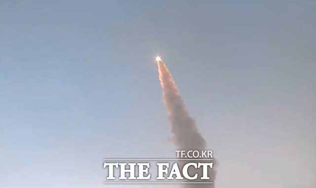 29일 합동참모본부에 따르면 북한은 이날 동해상으로 미상의 발사체를 발사했다. 사진은 2024년 11월 1일 북한이 신형 대륙간탄도미사일 '화성포-19'형 시험발사를 진행했던 모습. /뉴시스. 조선중앙TV 갈무리.