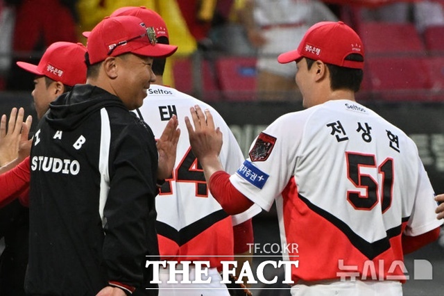 이범호 KIA 감독은 30일 삼성과의 플레이오프 4차전서 한 발 앞선 투수 교체로 승기를 잡았다. 마무리 전상현은 2이닝 세이브를 기록했다. /뉴시스