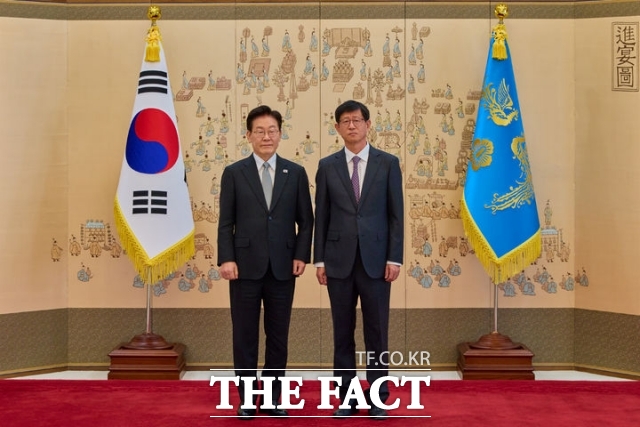 이재명 대통령이 30일 청와대에서 최길수 특별감찰관에게 임명장을 수여하고 기념촬영을 하고 있다. /뉴시스